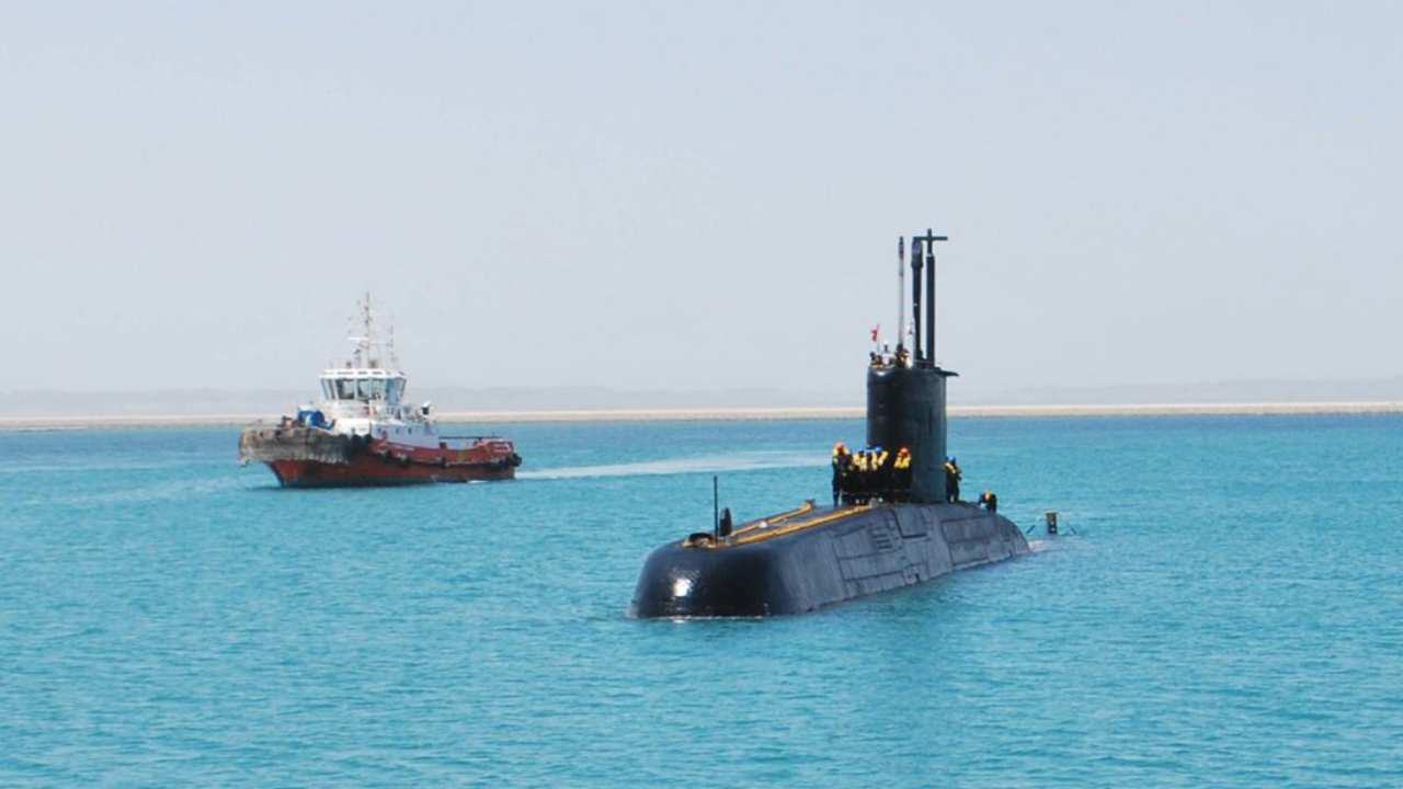 शिशुमार श्रेणी (Shishumar-class Submarines)  जर्मनीच्या 'HDW' कंपनीच्या सहकार्याने विकसित करण्यात आलेल्या या डिझेल-इलेक्ट्रिक पाणबुड्या त्यांच्या उत्कृष्ट अभियांत्रिकी आणि कार्यक्षमतेसाठी ओळखल्या जातात. या श्रेणीमध्ये आयएनएस शिशुमार, शंकुश, शाल्की आणि शंकुल या ४ पाणबुड्यांचा समावेश आहे. या पाणबुड्यांमध्ये आपत्कालीन परिस्थितीत कर्मचाऱ्यांच्या सुरक्षित सुटकेसाठी विशेष 'रेस्क्यू कॅप्सूल' बसवण्यात आले असून, सध्या त्यांच्या आयुर्मान वाढीसाठी आणि क्षेपणास्त्र क्षमतेसाठी आधुनिक सुधारणा (Mid-life Refit) केल्या जात आहेत.