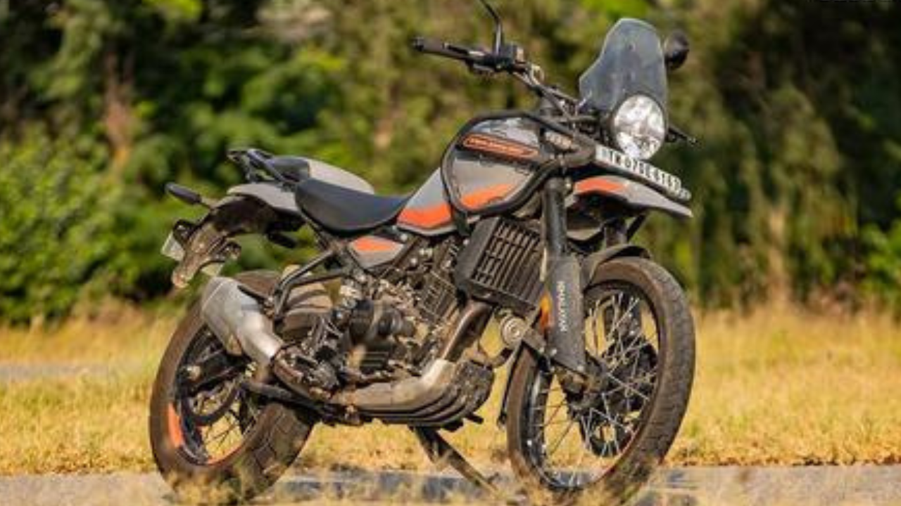 रॉयल एनफिल्ड हिमालयन ४४० (Royal Enfield Himalayan 440) सध्या बाजारात हिमालयन ४५० उपलब्ध असताना, कंपनी जुन्या स्टाइलमधील सोपी आणि परवडणारी हिमालयन पुन्हा आणण्याच्या तयारीत आहे. यामध्ये Scram 440 मधील ४४३cc LS440 इंजिन वापरले जाऊ शकते, जे २५.४ bhp पॉवर आणि ३४ Nm टॉर्क जनरेट करते. हिमालयन ४५० च्या खाली एक अधिक परवडणारा अ‍ॅडव्हेंचर बाइक पर्याय ग्राहकांना उपलब्ध करून देणे हा यामागचा मुख्य हेतू आहे.
