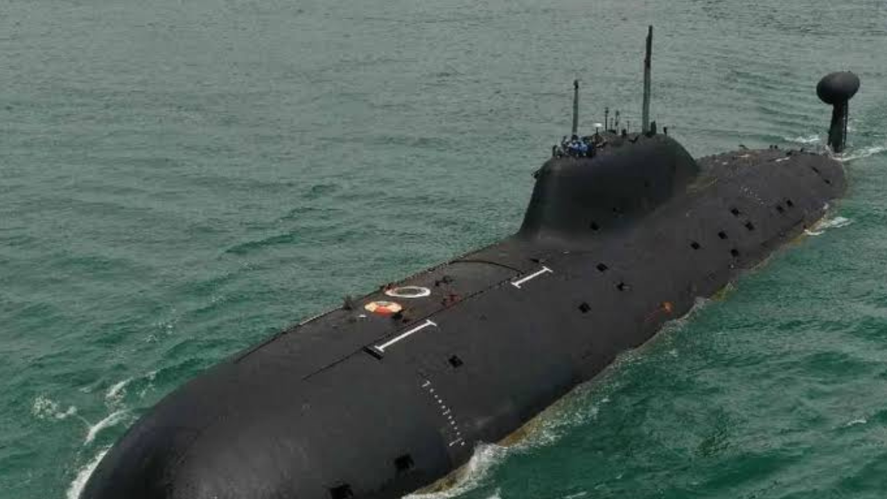 प्रोजेक्ट-७६ श्रेणी (Project-76 Submarines)  प्रोजेक्ट-७५ नंतर पूर्णपणे स्वदेशी डिझाइन आणि तंत्रज्ञानावर आधारित पारंपारिक पाणबुड्या तयार करण्यासाठी 'प्रोजेक्ट-७६' ची आखणी करण्यात आली आहे. या प्रकल्पात कोणत्याही परदेशी मदतीशिवाय पूर्णपणे भारतीय बनावटीचे भाग, शस्त्रास्त्रे आणि नेव्हिगेशन सिस्टीम वापरून ६ नवीन पाणबुड्या बनवल्या जातील. ही मालिका भारताच्या नौदल निर्मितीतील 'आत्मनिर्भरतेचा' पुढील महत्त्वाचा टप्पा असेल.