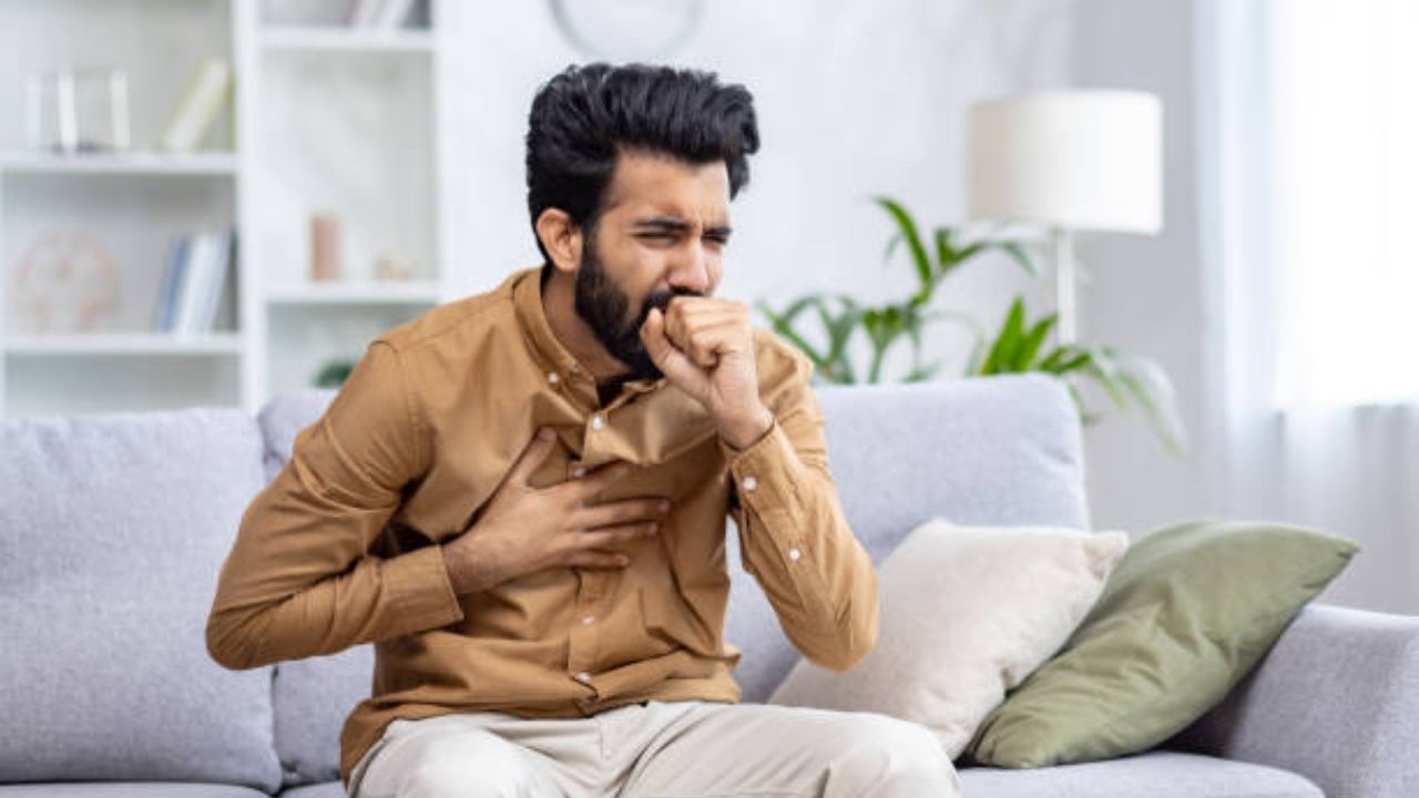 पावसाळ्यात सतत खोकला होऊन छातीत कफ साचून राहतो? मग ‘या’ पदार्थांचे सेवन केल्यास कफापासून मिळेल कायमची सुटका