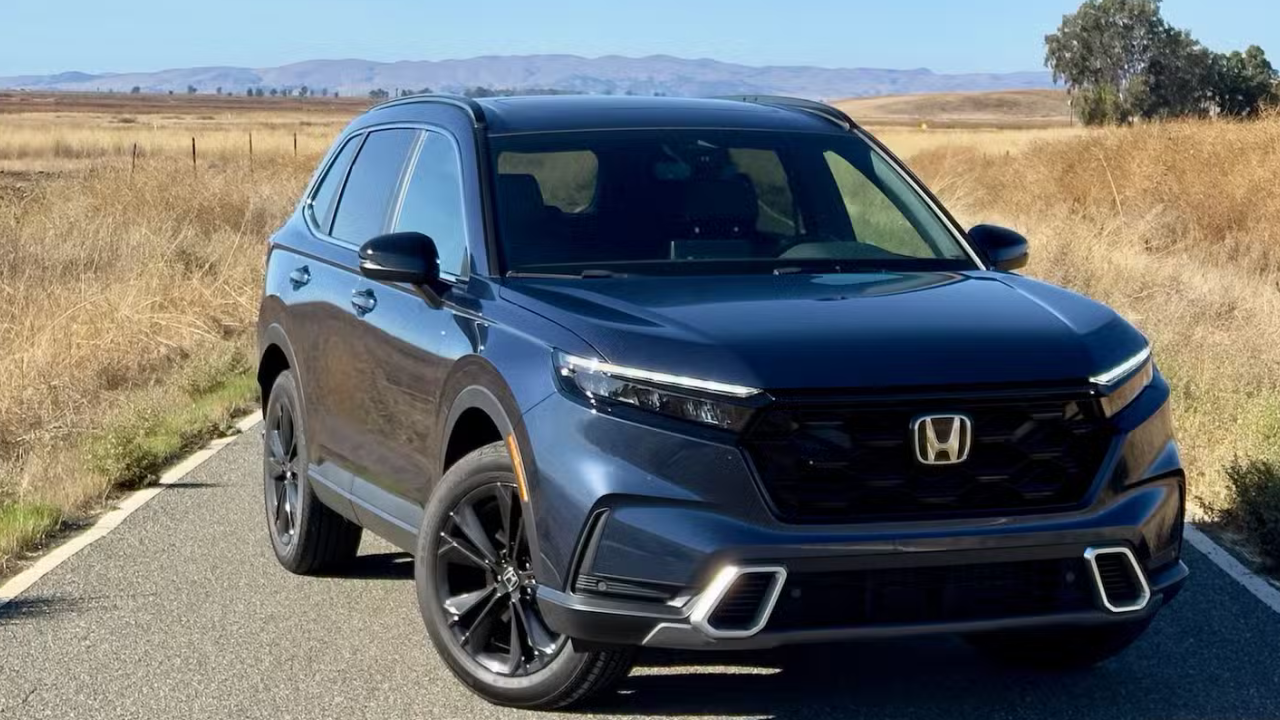 6. Honda CR-V Hybrid होंडा सीआर-व्ही हायब्रिड ही कॉम्पॅक्ट SUV प्रकारातील अत्यंत लोकप्रिय गाडी असून ती ४० mpg चे मायलेज देते. यात अल-व्हील ड्राईव्ह, स्पोर्ट्स टॉकिंग ट्रिम्स, मजबूत बॉडी स्ट्रक्चर आणि आरामदायी seat लेआउट मिळतो. कुटुंब आणि लांबच्या ट्रिपसाठी उत्तम असलेल्या या SUV ची भारतातील अपेक्षित किंमत साधारण ₹३२.५० ते ₹३७.५० लाखांच्या दरम्यान आहे.