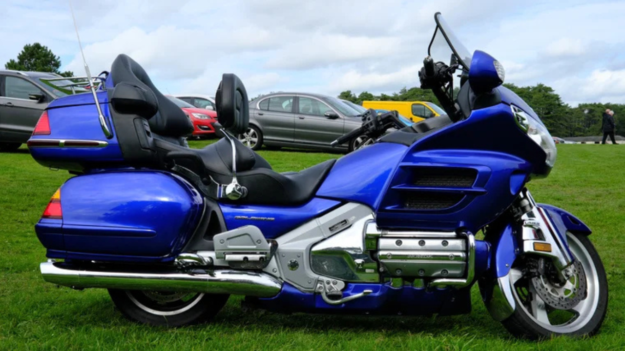 होंडा गोल्ड विंग टूर डीसीटी (Honda Gold Wing Tour DCT) लांबच्या प्रवासासाठी ही बाईक अत्यंत उत्तम आहे. यात ७-स्पीड ड्युअल-क्लच ऑटोमॅटिक ट्रान्समिशन, रिव्हर्स गिअर आणि वॉक मोड उपलब्ध आहे. वजन जास्त असले तरी इंजिनचे संतुलन उत्तम असल्याने ही हाताळायला सोपी जाते.