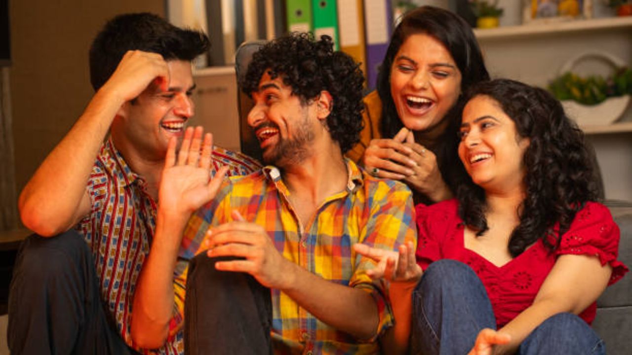 मानसिक आरोग्य चांगले ठेवण्यासाठी हसणे फार महत्वाचे आहे. हसल्यामुळे हार्मोनचा स्राव वाढतो आणि तणाव कमी होण्यास मदत होते. ज्यावेळी आपण एखाद्या आंनदी व्यक्तीसोबत राहतो तेव्हा क्रियाशीलता वाढते आणि मज्जासंस्थेवर सकारात्मक परिणाम होतात.