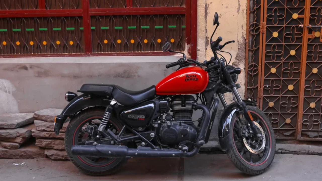 रॉयल एनफिल्ड मिटिओर ३५० (Royal Enfield Meteor 350) साधेपणा आणि क्लासिक क्रूझर Stance आवडणाऱ्यांसाठी हा मस्त पर्याय आहे. यात ३४९ सीसी इंजिन, ६० kmpl पर्यंतचे मायलेज आणि आरामदायी सीटिंग पोझिशन मिळते.