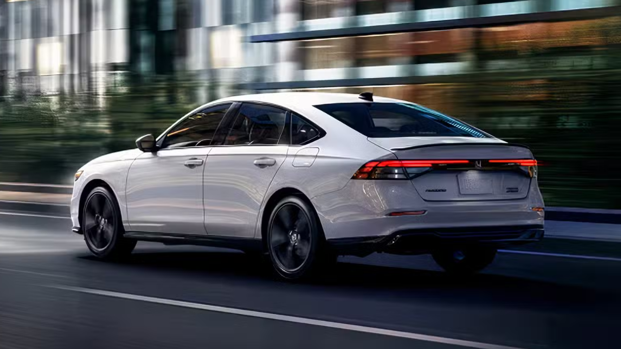 5. Honda Accord Hybrid होंडा ॲकॉर्ड हायब्रिड ही ४८ mpg मायलेज देणारी प्रीमियम मिडसाईझ सेडान आहे. यात १२.३-इंचाचा मोठा इन्फोटेनमेंट डिस्प्ले, हेड-अप डिस्प्ले, मेमरी सीट्स आणि मागच्या प्रवाशांसाठी हीटेड सीट्स मिळतात. क्लासिक लुक आणि आधुनिक फीचर्स असलेल्या या कारची भारतातील अपेक्षित किंमत सुमारे ₹३३.०० ते ₹४०.०० लाखांच्या दरम्यान आहे.