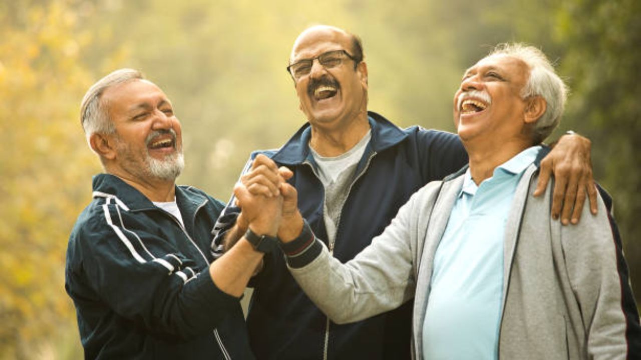 ऑफिसमधील तणावपूर्ण वातावरणामुळे काहीवेळा मानसिक तणाव वाढण्याची शक्यता असते. त्यामुळे कामाचा थकवा बाजूला ठेवून कायमच आनंदी राहणे फार आवश्यक आहे.