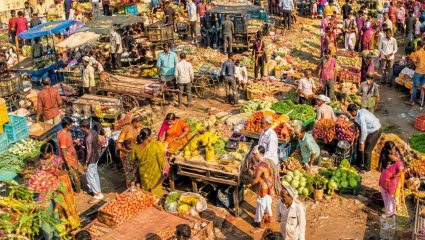 अपुऱ्या पावसाचे सणासुदीच्या बाजारपेठेवर सावट! व्यापाऱ्यांना ग्राहकांची प्रतीक्षा; व्यापारवृद्धीच्या आशा पावसावरच