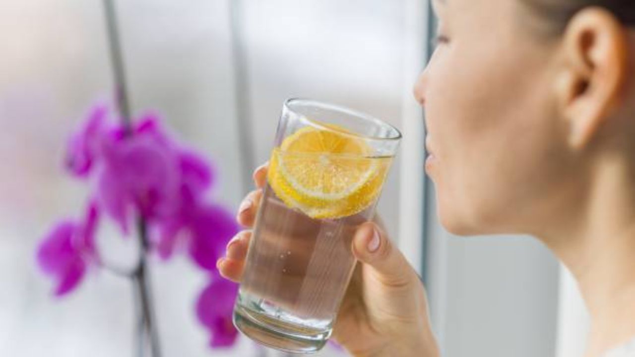 कायमच उकळवलेले पाणी प्यावे. यामुळे आतड्यांमधील आणि पोटातील विषारी घटक सहज बाहेर पडून जातात आणि आरोग्य सुधारण्यास मदत होते.