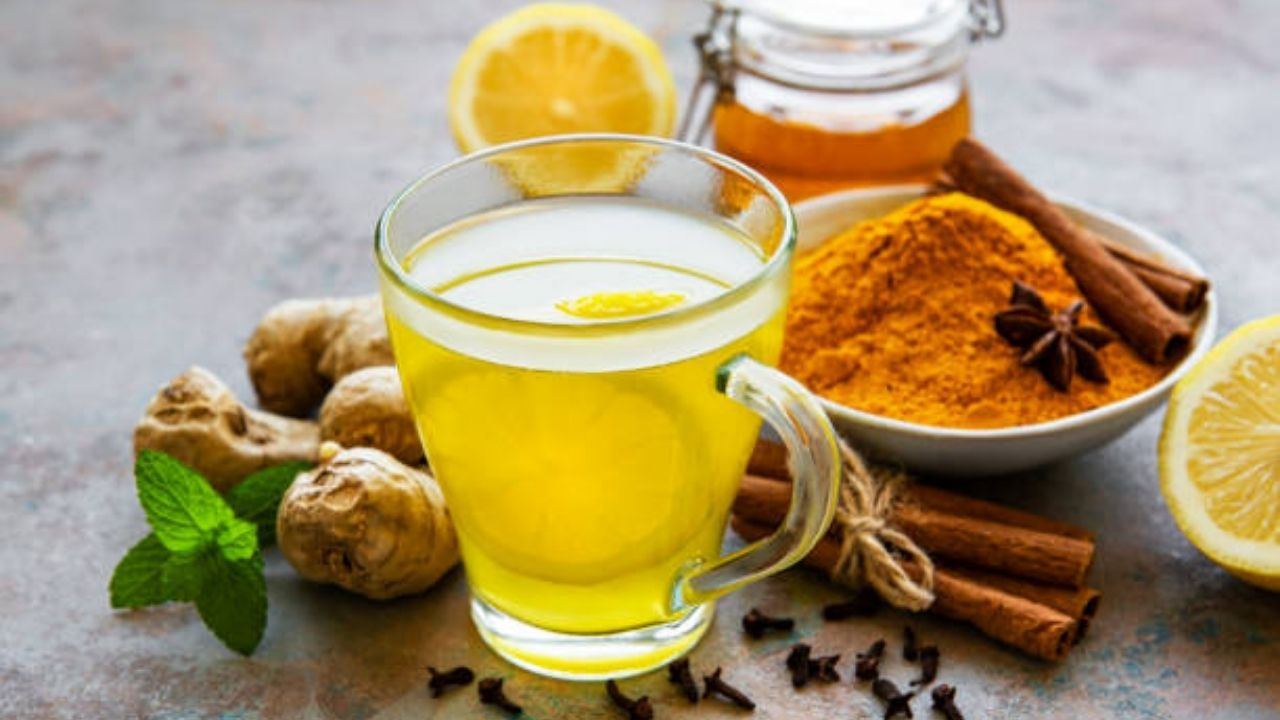 संतुलित आहार आणि योग्य स्किन-हेअर केअरसह आहारात वेगवेगळ्या हर्बल पेयांचे सेवन करावे. तुळशीची पाने, काळीमिरी आणि आल्याचा वापर करून बनवलेले पेय त्वचेची गुणवत्ता सुधारण्यास मदत करते. 