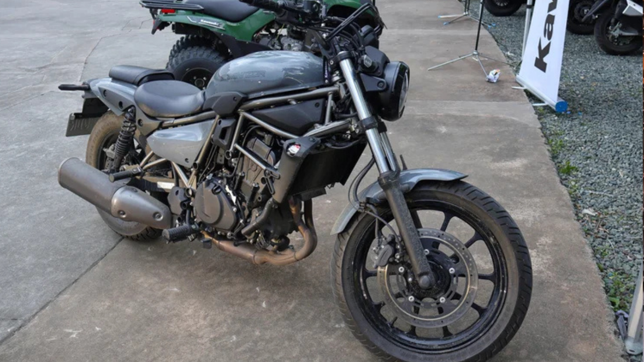 कावासाकी एलिमिनेटर ४५० (Kawasaki Eliminator 450) शहरात रोजच्या वापरासाठी ही हलकी बाईक उत्तम आहे. यात ४५१ सीसी इंजिन, ३८६ पाउंड वजन आणि हलका असिस्ट-ॲण्ड-स्लिपर क्लच दिलेला आहे.
