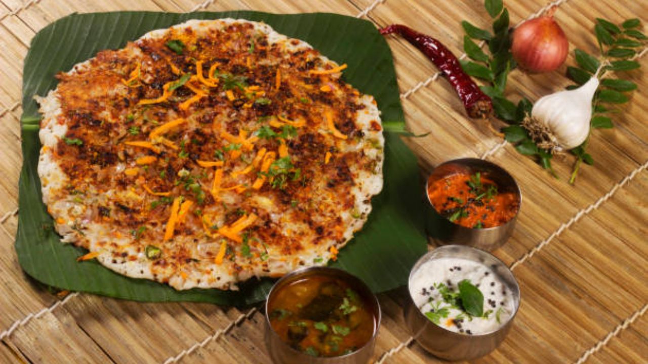 सकाळच्या नाश्त्यासाठी परफेक्ट! १० मिनिटांमध्ये झटपट बनवा मऊसूत Onion Uttapam, नोट करा रेसिपी