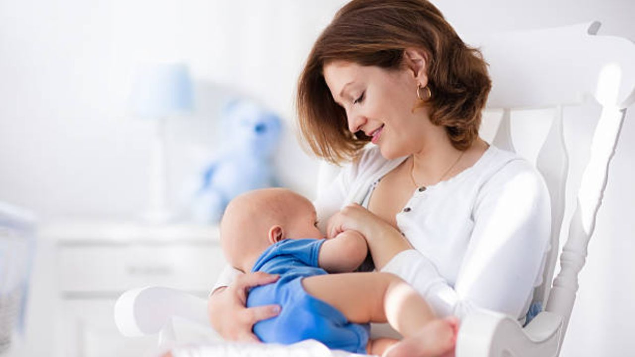 World Breastfeeding Week: स्तनपानामुळे लहान मुलांमधील लठ्ठपणा टळू शकतो का? जाणून घ्या सत्य