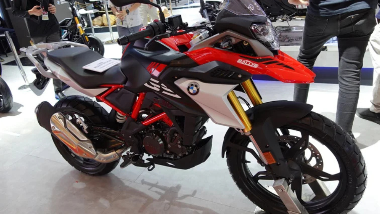 बीएमडब्ल्यू जी ३१० जीएस (BMW G 310 GS) ॲडव्हेंचर आणि डेली कम्युटिंगची आवड असणाऱ्यांसाठी ही एक हलकी बाईक आहे. अवघे ३८६ पाउंड वजन आणि दणकट सस्पेंशनमुळे ही खराब रस्त्यांवर सहज चालवता येते.
