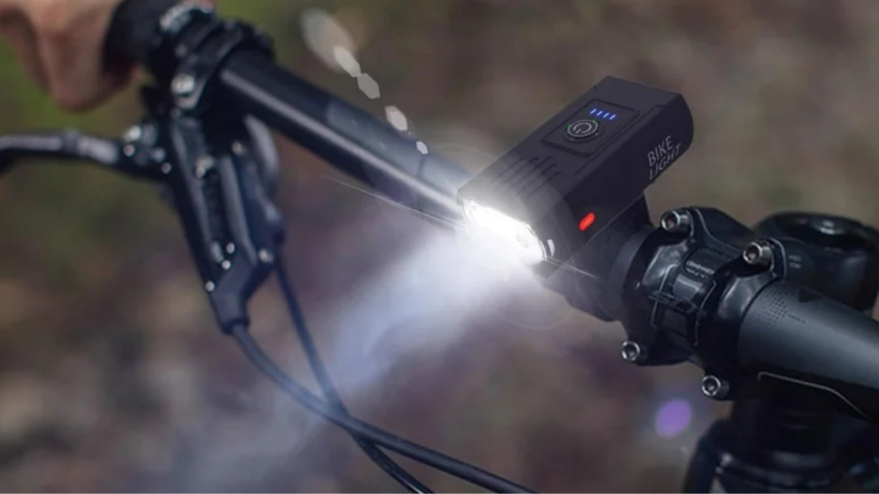 व्हिकटोपर बाइक लाइट (Victoper Bike Light) रात्रीच्या वेळी रस्ता स्पष्ट दिसण्यासाठी आणि स्वतःचे स्थान इतरांना दर्शवण्यासाठी ही एलईडी लाइट उपयुक्त ठरते. या सेटमध्ये हेडलाइट आणि रेड टेललाइट सोबत चार्जर्स मिळतात. ही लाइट काढणे आणि बसवणे अत्यंत सोपे असल्याने सायकल पार्क करताना ती सोबत काढून सुरक्षित ठेवता येते.