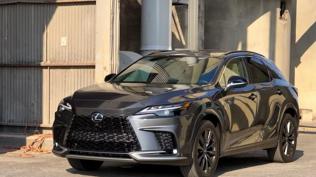 4. Lexus RX Hybrid लॅक्सस आरएक्स हायब्रिड ही ३६ mpg मायलेज देणारी आलिशान SUV आहे. टोयोटा हायलांडरच्या प्लॅटफॉर्मवर आधारित असल्यामुळे हिचे पार्ट्स सहज मिळतात आणि देखभाल सोपी राहते. यात अतिशय शांत केबिन, अल-व्हील ड्राईव्ह आणि उच्च दर्जाचे प्रीमियम केबिन मटेरियल वापरले आहे. या लक्झरी SUV ची भारतातील अपेक्षित किंमत सुमारे ₹९५.०० लाख ते ₹१.१० कोटींपर्यंत आहे.