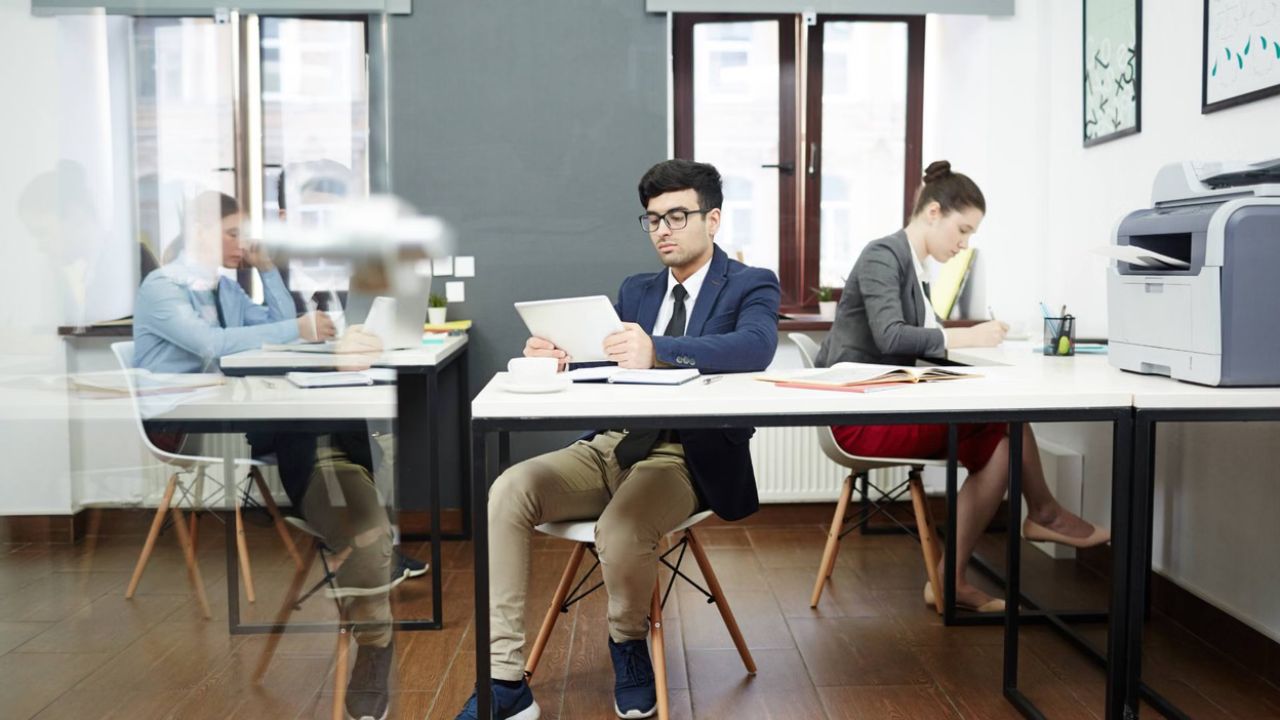 Work Trend in China: नोकरी नाही पण स्वतः पैसे देऊन ऑफिसमध्ये बसतात तरुण! चीनमधील ‘हा’ अजब प्रकार एकदा वाचाच