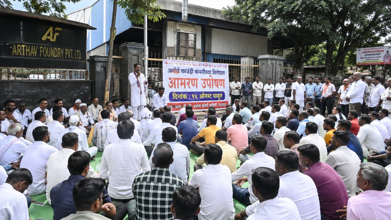 Wai – एम.आय.डी.सी.तील ‘अर्थव फाउंड्री’विरोधात शेतकऱ्यांचा एल्गार; प्रशासनाच्या दुर्लक्षामुळे १५ ऑगस्टपासून आमरण उपोषणाचा इशारा