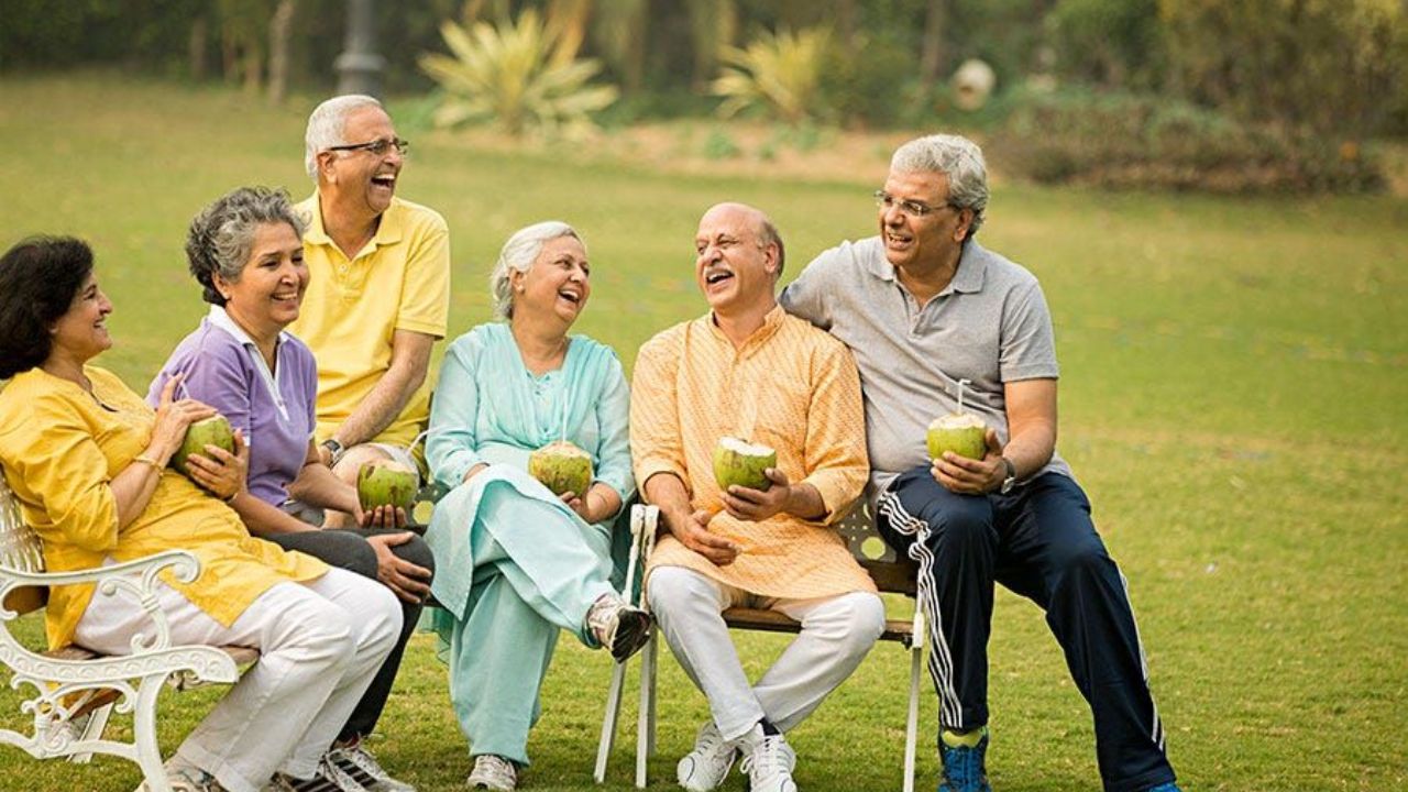 World Senior Citizen Day : अनुभवाचा अनमोल ठेवा! जाणून घ्या 21 ऑगस्टलाच का साजरा केला जातो ‘हा’ खास दिवस??