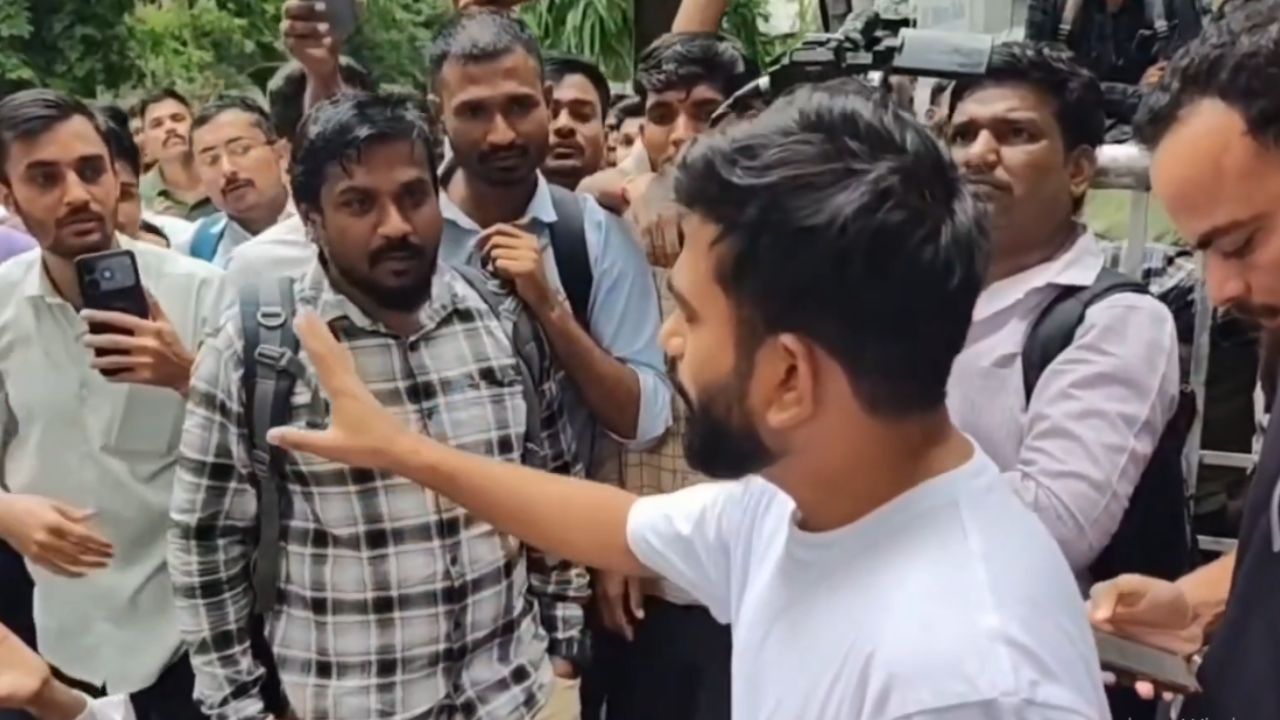 Bombay High Court लिपिक टायपिंग परीक्षेत गोंधळ; संभाजीनगरात विद्यार्थ्यांचे ठिय्या आंदोलन, अभिजीत दीपके म्हणाले ‘आता हेच जंतर-मंतर