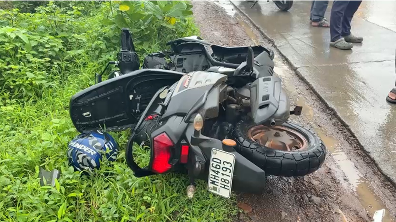 Karjat News: कर्जत-खोपोली मार्गावरील धोकादायक अरुंद रस्ता पुन्हा ठरला जीवघेणा; वॅगनार-दुचाकीची भीषण धडक; महिलेचा जागीच मृत्यू