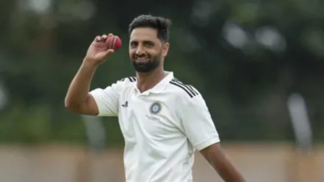 Auqib Nabi: सपाट असो वा टर्निंग ट्रॅक, पिचचा ‘Hacker’ आहे आकिब नबी? का दिलंय हॅकर नाव
