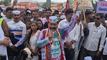माळशेज घाट भोरांडे जलविद्युत प्रकल्पाविरोधात गाढव मोर्चा; अदाणी हटाओ, सह्याद्री बचाओच्या घोषणांनी परिसर दणाणला