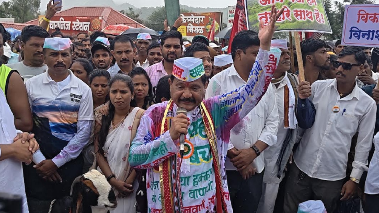 माळशेज घाट भोरांडे जलविद्युत प्रकल्पाविरोधात गाढव मोर्चा; अदाणी हटाओ, सह्याद्री बचाओच्या घोषणांनी परिसर दणाणला