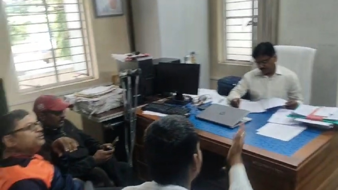अन्न व औषध प्रशासन कार्यालयात रॅम्प नसल्याची तक्रार; साताऱ्यात दिव्यांग बांधव आक्रमक