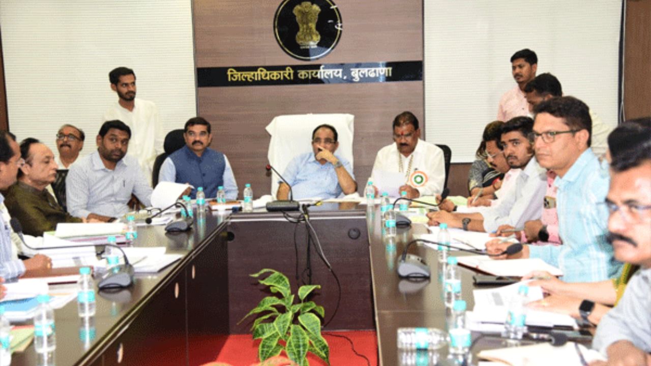 Buldhana News:कर्जमुक्ती योजना; पालकमंत्र्यांनी घेतला अतिवृष्टीचा आढावा, नुकसानीचे पंचनामे अचूक व वेळेत पूर्ण करण्याचे निर्देश