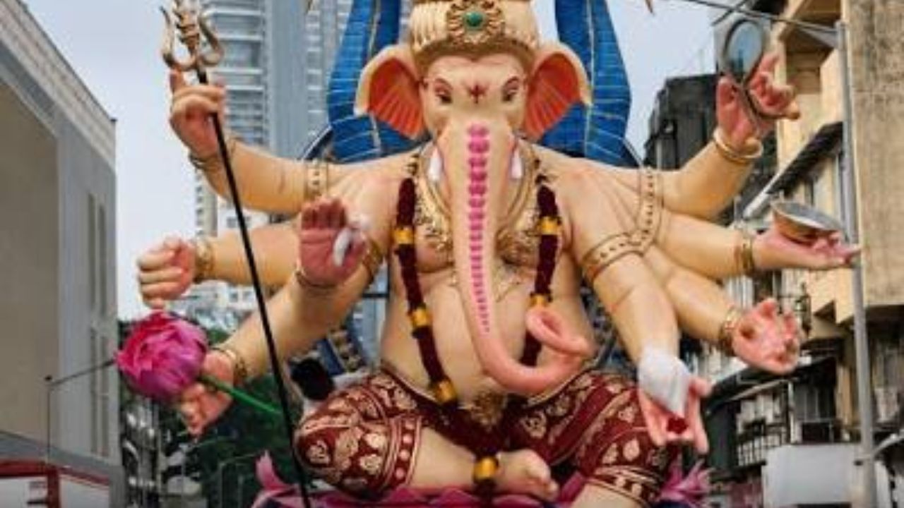 गणेशोत्सवाच्या तयारीला गालबोट; भुलेश्वरमध्ये मूर्ती कोसळून दोघांचा मृत्यू, पाच जखमी