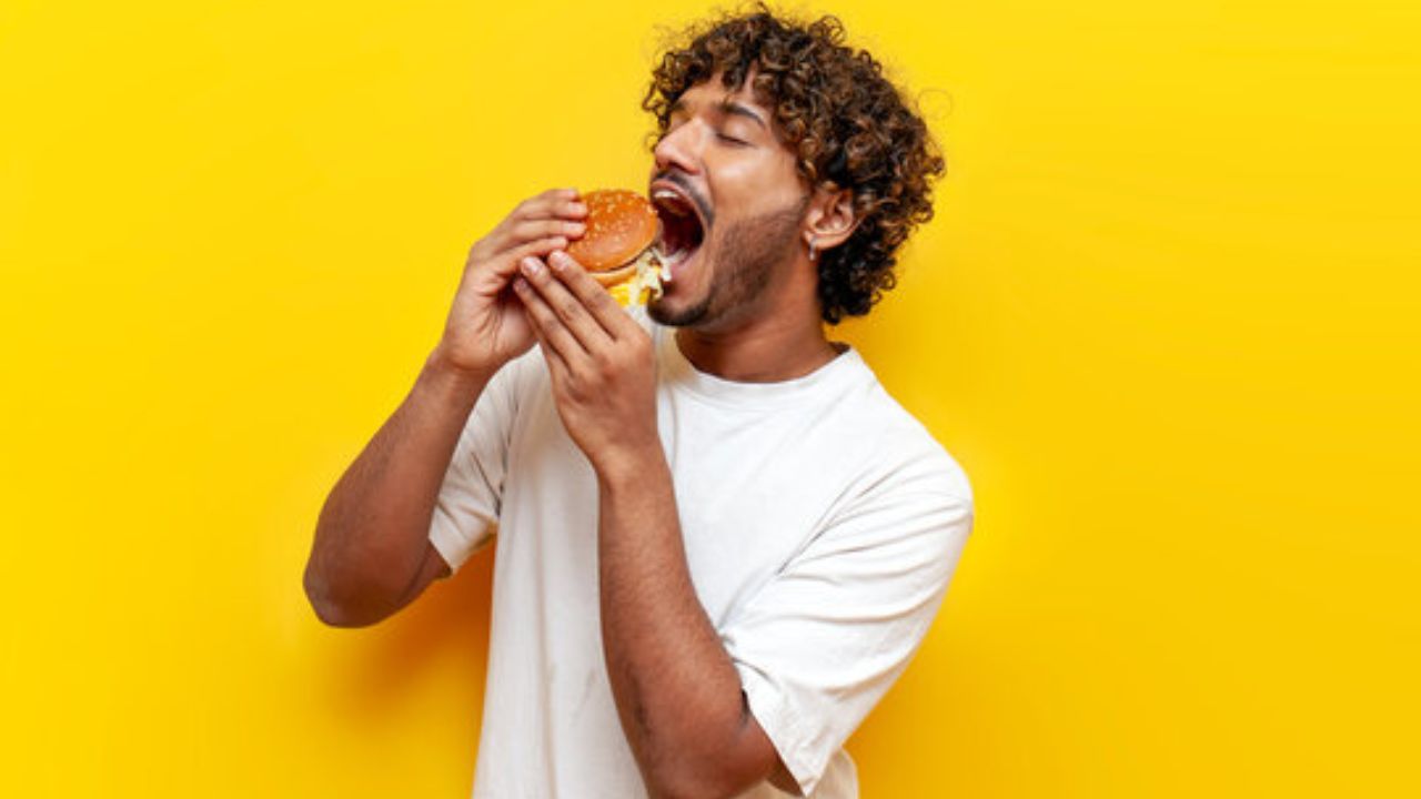 Food Cravings: सतत काहीतरी खावंस वाटतंय? हा आजार की पोषक तत्त्वांच्या कमतरतेचा इशारा? जाणून घ्या