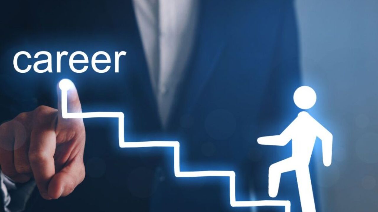 Career Guide : ग्रॅजुएशननंतर लगेच नोकरी कशी मिळवायची? जाणून घ्या एका क्लिकवर…