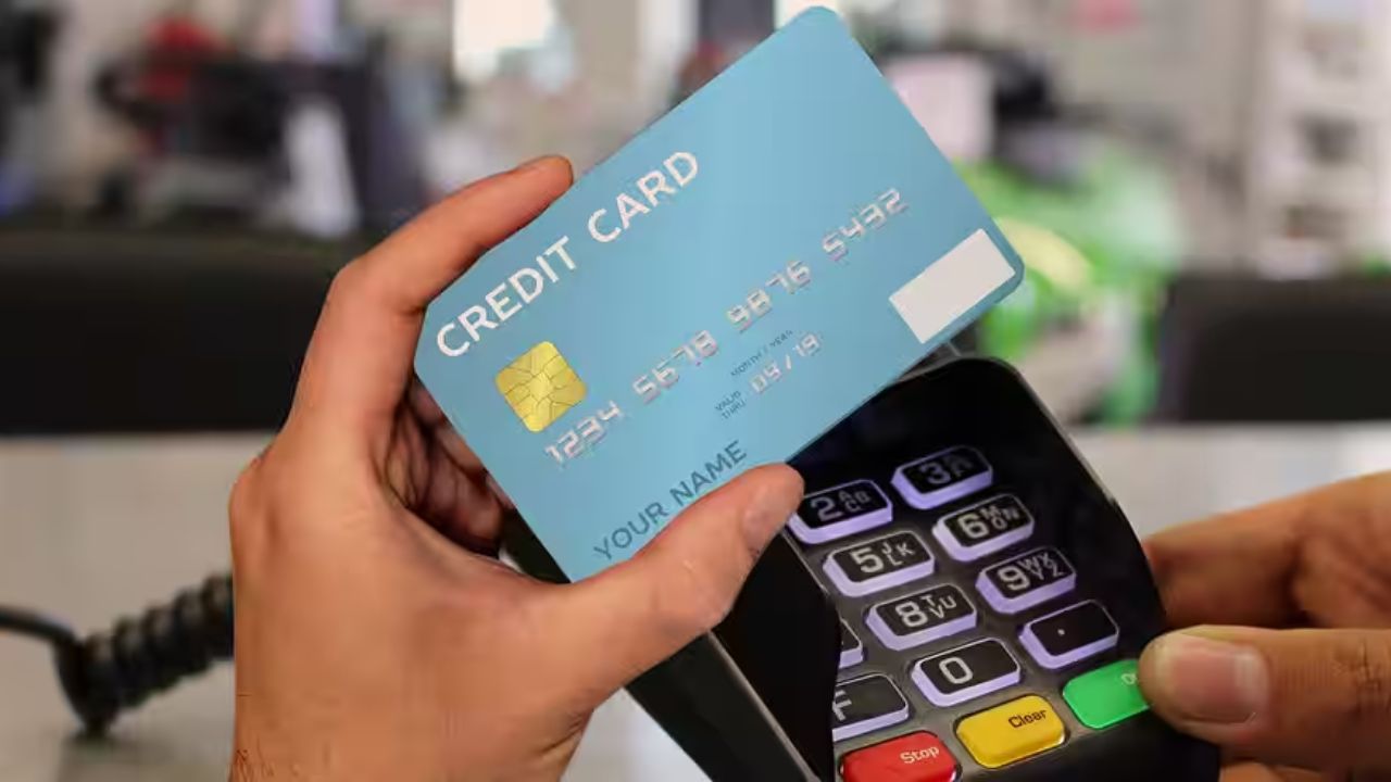 Credit Card : भारतीयांचा क्रेडिट कार्डवरील खर्च २ लाख कोटींच्या पार! जाणून घ्या कोणत्या बँकेचे कार्ड आघाडीवर?