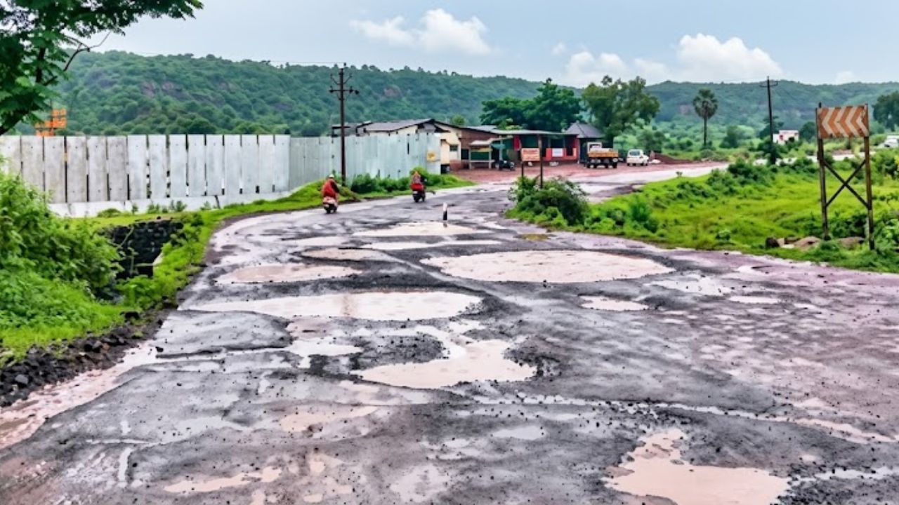Raigad News: कळंबच्या रस्त्यावर खड्ड्यांचे साम्राज्य! धोकादायक वळणावर वाहनचालकांची कसरत, प्रशासनाकडे केली ‘ही’ मागणी