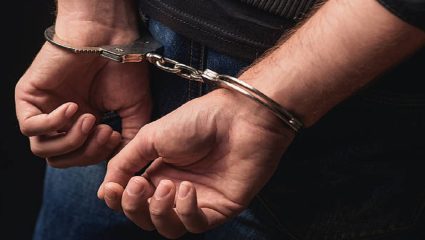 वर्षभरापासून फरार झालेला गुंड संतोष धुमाळ पोलिसांच्या जाळ्यात; खिडकीतून उडी मारताना थरारकरित्या पकडले