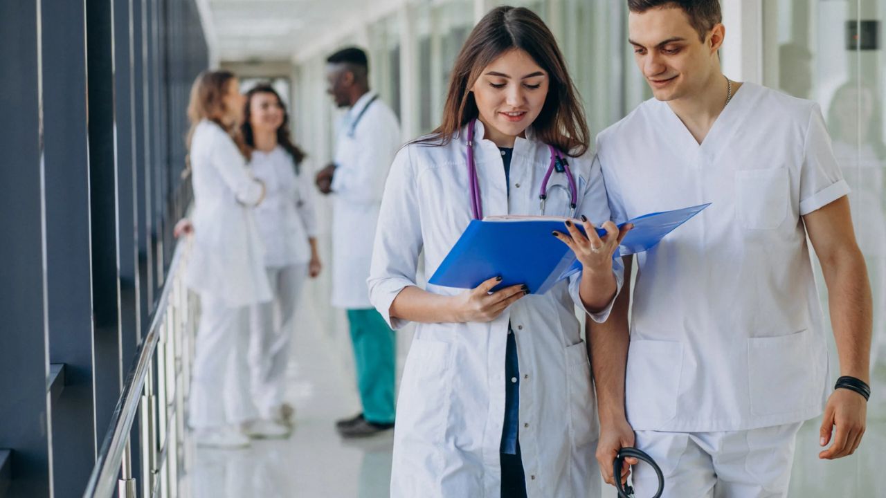 डॉक्टर होण्याचे स्वप्न पाहताय? परदेशातील ‘या’ ५ प्रमुख देशांमधून MBBS केल्यानंतर भारतात थेट मिळेल प्रॅक्टिस करण्याचा अधिकार!