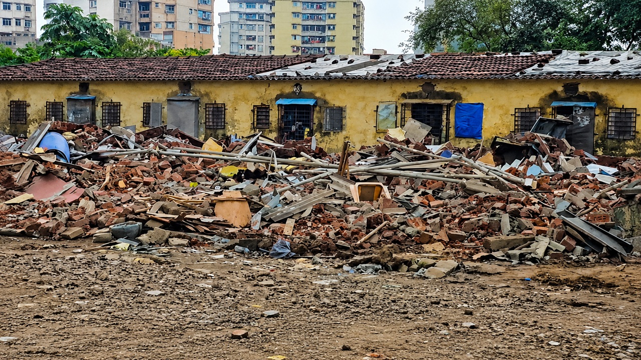 Dombivli News: डोंबिवलीतील माणगावमध्ये चाळींवर जेसीबी; रहिवासी-विकासक आमनेसामने, मालकी हक्कावरून वाद