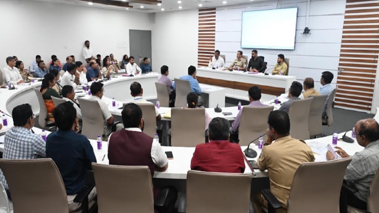 चाकणच्या वाहतूक कोंडीवर ‘ॲक्शन प्लॅन’, 31 ऑगस्टची डेडलाइन; जिल्हाधिकाऱ्यांनी दिले ‘हे’ महत्वाचे निर्देश