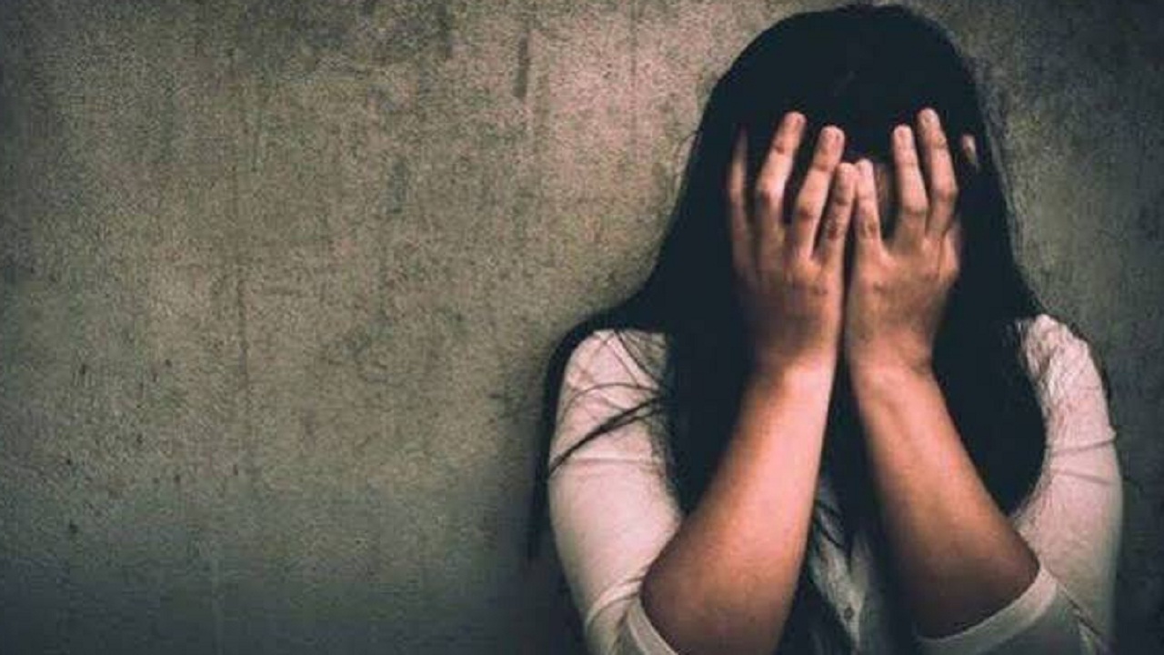 तुझी इन्स्टा आयडी दे, मला तुझ्यासोबत…; अल्पवयीन तरुणीला भर रस्त्यात मारहाण