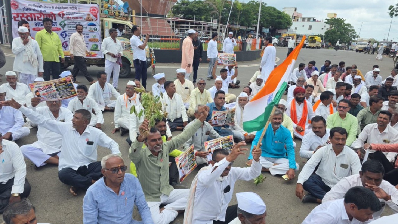क्रांतिकारी शेतकरी संघटना आक्रमक, लातूर-लामजना महामार्गावर तीव्र आंदोलन; नेमकं मागण्या काय?