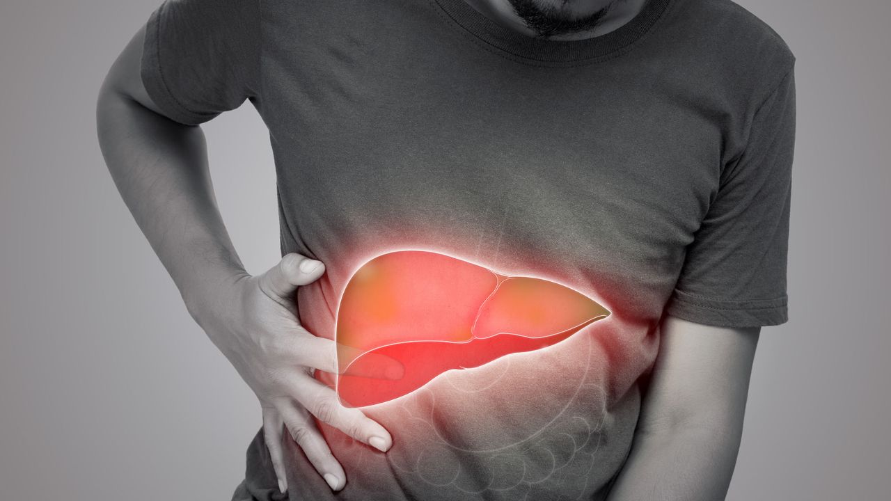 Fatty Liver: शरीर देतंय ‘हे’ संकेत? फॅटी लिव्हरची सुरुवात तर नाही ना; अजिबात दुर्लक्षित करू नका