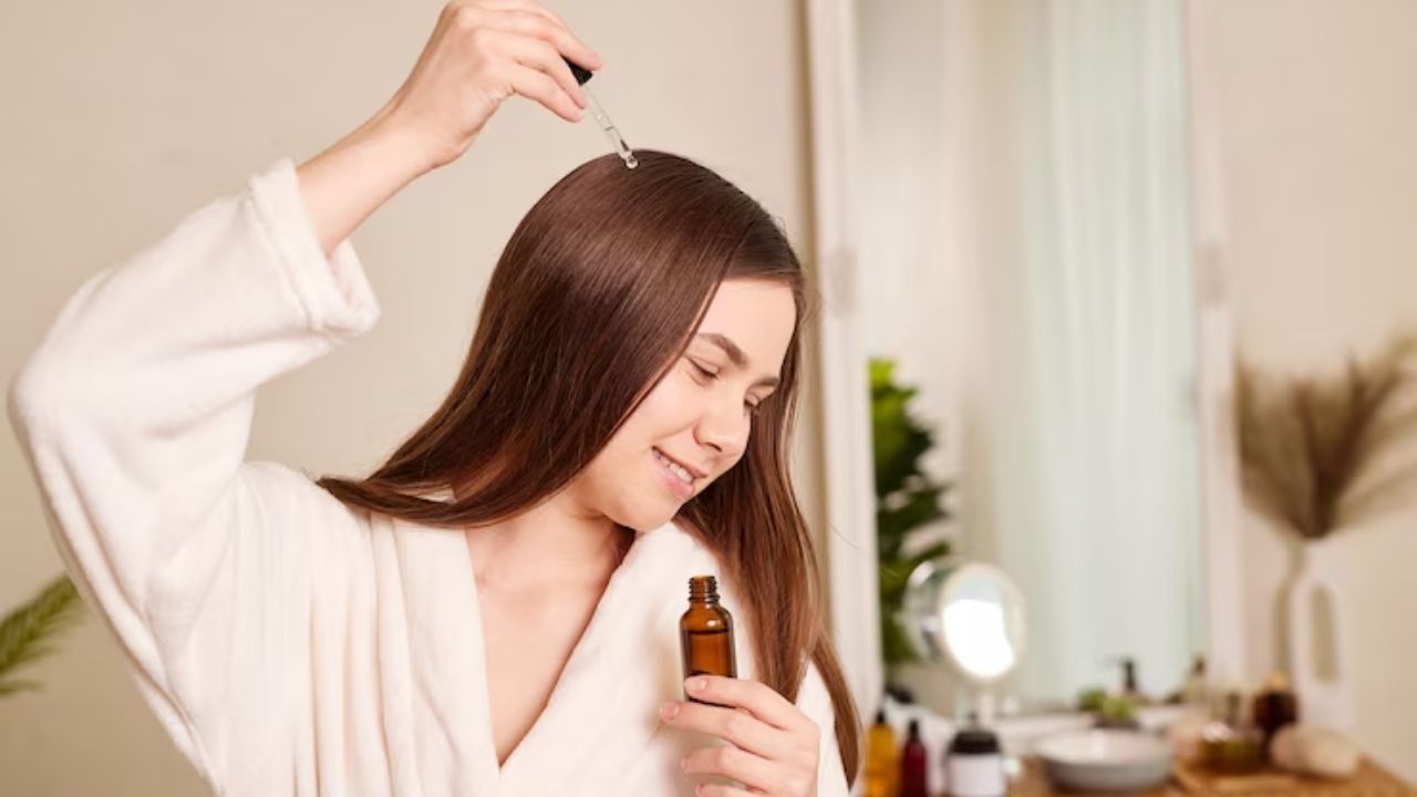 Hair Care: सकाळी की रात्री? केसांना तेल कधी लावावं? जाणून घ्या Hair Oiling ची योग्य वेळ