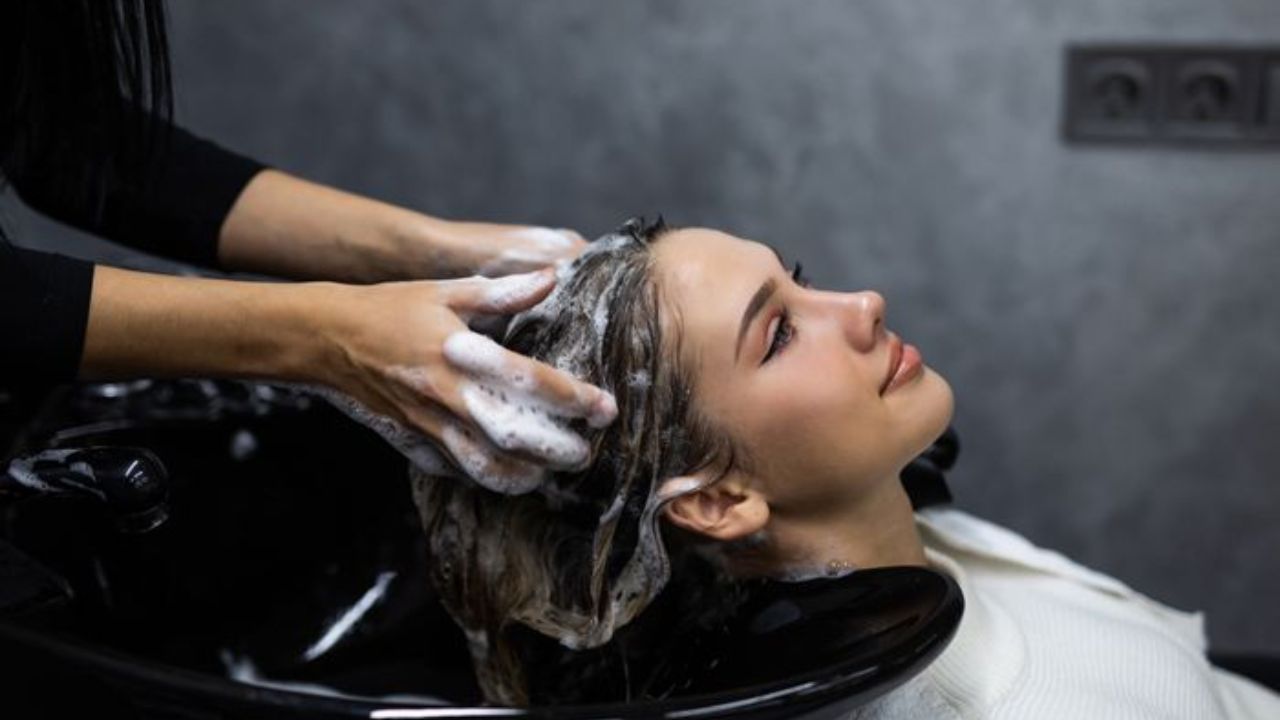 Hair Spa खरंच केसांसाठी फायदेशीर की फक्त पैशांची उधळण; जाणून घ्या