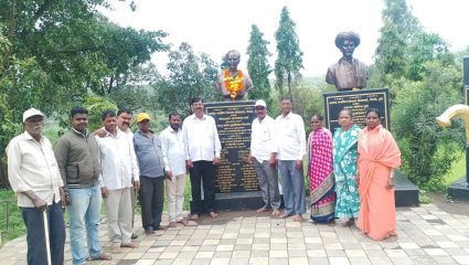 मल्हारपेठ विभागातील मातंग समाज बांधवांकडून साहित्यरत्न लोकशाहीर अण्णाभाऊ साठे यांना अभिवादन