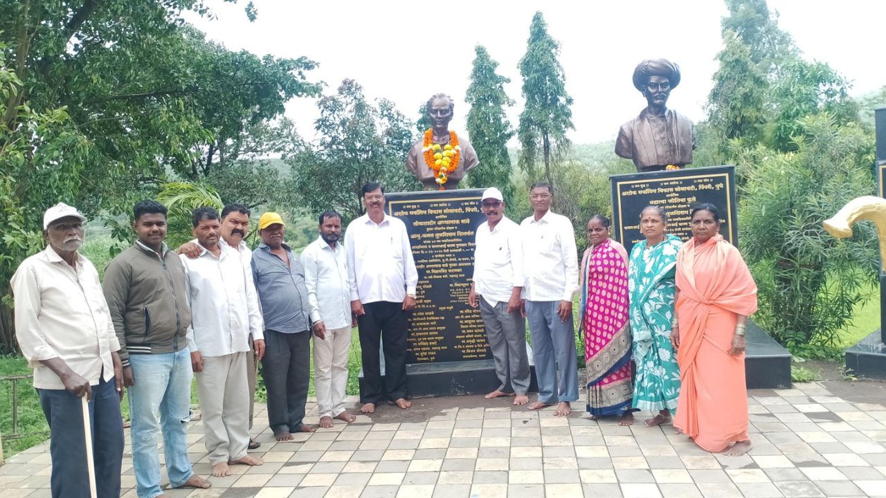 मल्हारपेठ विभागातील मातंग समाज बांधवांकडून साहित्यरत्न लोकशाहीर अण्णाभाऊ साठे यांना अभिवादन