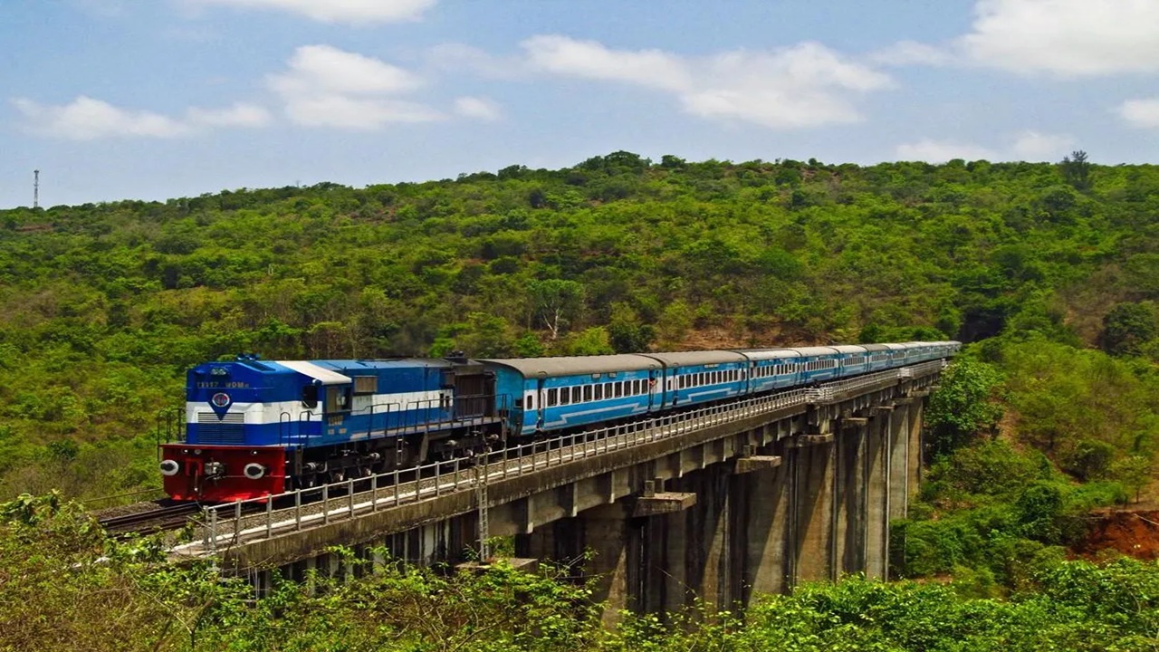 Kokan Railway कोकण रेल्वे प्रवाशांसाठी खूशखबर! CSMT ते सावंतवाडी रोड नियमित एक्सप्रेसला मंजुरी; पर्यटन, व्यापाऱ्यांना मोठा दिलासा