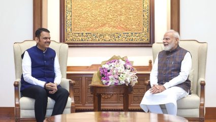 मुख्यमंत्री फडणवीसांची प्रधानमंत्री मोदींसोबत भेट; महाराष्ट्रातील प्रलंबित प्रकल्पांसाठी नेमकी काय झाली चर्चा?