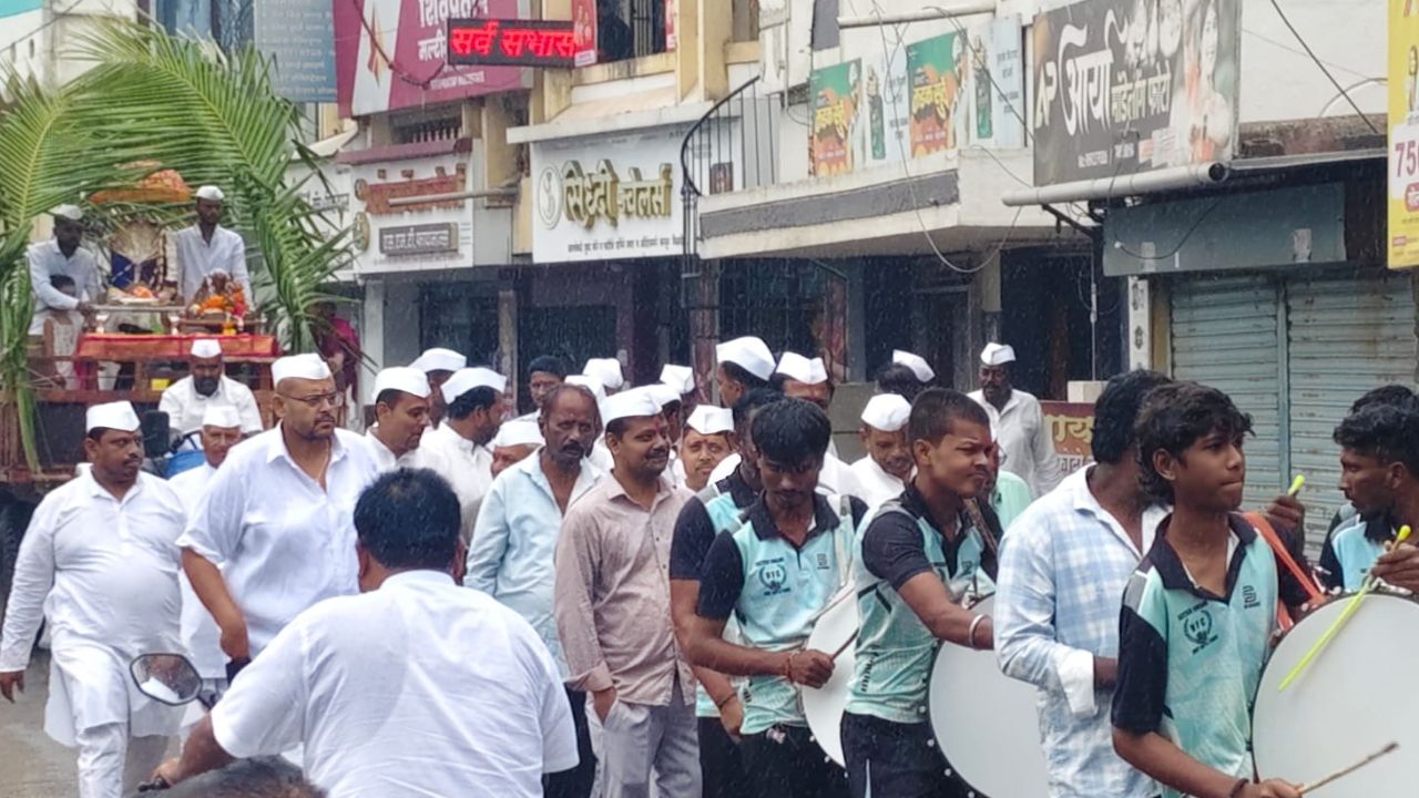 मायणीत नागपंचमीचा उत्साह; नागदेवतेच्या पूजेसाठी भाविकांची मोठी गर्दी