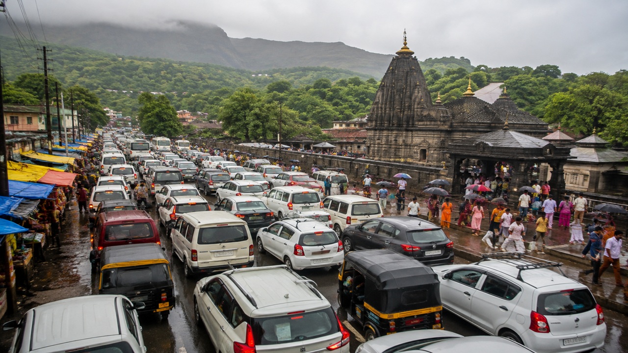 Nashik News: श्रावणी सोमवारच्या गर्दीचा वाहतुकीला फटका; खड्डे अन् अपघातांमुळे नाशिक-त्र्यंबक मार्ग ठप्प