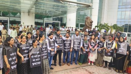 Shiv Sena Protest: ‘मर्सिडीज द्या, टेंडर घ्या!’ म्हणत शिवसेनेचे आंदोलन; नेत्यांच्या वाहनावरून महापालिकेत गदारोळ